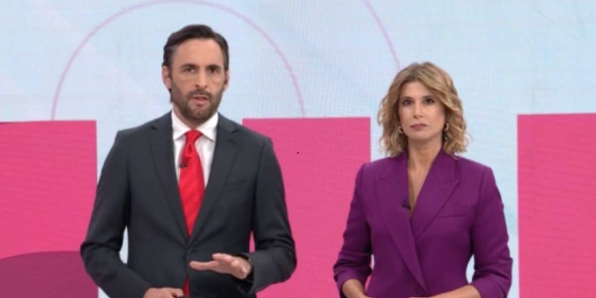 La periodista Macarena Pizarro en el set de televisión, en el contexto de sus declaraciones sobre la emergencia por inundaciones en la comuna de Curacautín, región de La Araucanía.