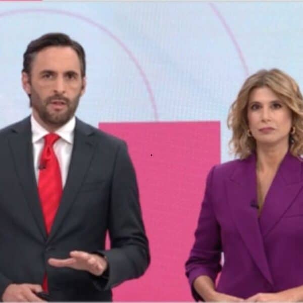 La periodista Macarena Pizarro en el set de televisión, en el contexto de sus declaraciones sobre la emergencia por inundaciones en la comuna de Curacautín, región de La Araucanía.