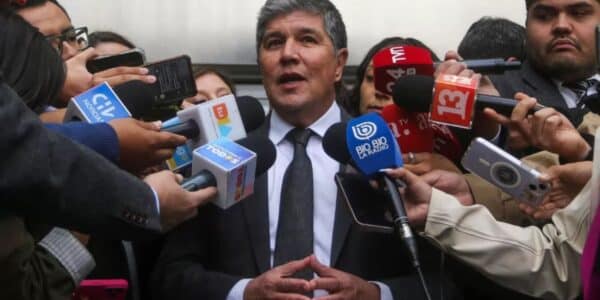 Manuel Monsalve habla con la prensa tras comparecer ante el 7° Juzgado de Garantía de Santiago.