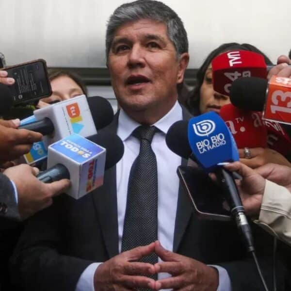 Manuel Monsalve habla con la prensa tras comparecer ante el 7° Juzgado de Garantía de Santiago.
