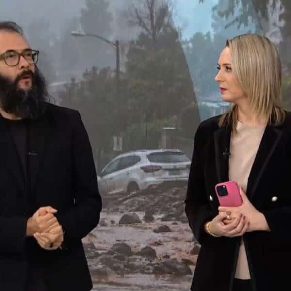 Marcelo Lagos durante una intervención televisiva en la que analiza los riesgos asociados al aluvión de Las Condes.