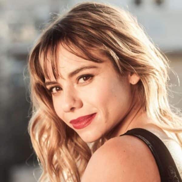 María Gracia Omegna muestra su rostro en una historia de Instagram tras sufrir la picadura de un insecto.