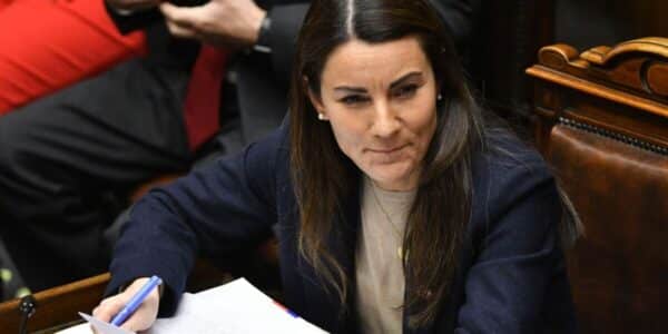 María Paz Arzola, ministra de Educación, durante una declaración pública.