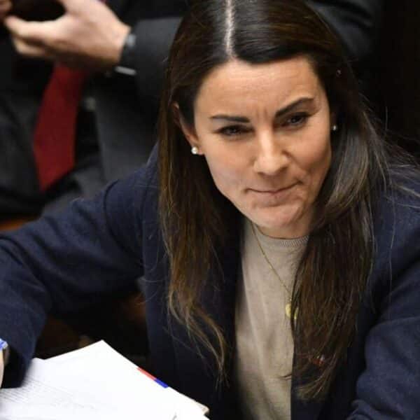 María Paz Arzola, ministra de Educación, durante una declaración pública.