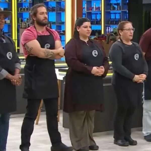 Las cocinas de MasterChef Chile en TVN durante la primera jornada de eliminación de la temporada, con los delantales negros frente al jurado.