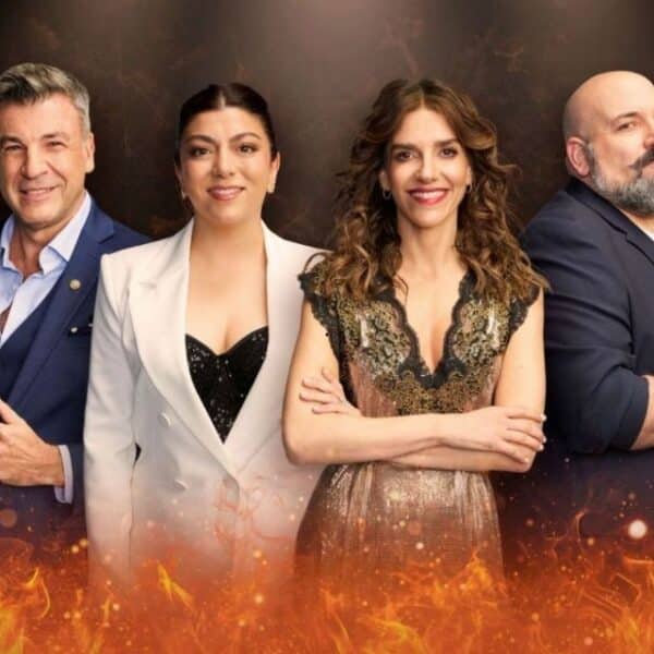 Participantes de MasterChef Chile frente al jurado de TVN durante una prueba de la competencia gastronómica.