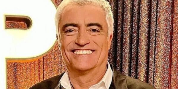 Mauricio Flores sonríe frente a la cámara durante un registro compartido sobre su cambio estético dental.