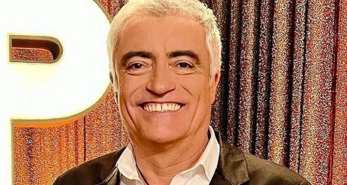 Mauricio Flores sonríe frente a la cámara durante un registro compartido sobre su cambio estético dental.