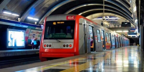 Tren del Metro de Santiago en una estación de la Línea 1 tras el cierre parcial de 10 estaciones este viernes