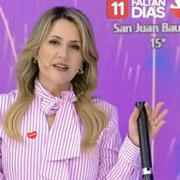 La meteoróloga Michelle Adam entregando en Tu Día de Canal 13 la hora exacta del pulso más fuerte de lluvia en Santiago