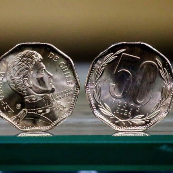 Nueva moneda de 50 pesos presentada por el Banco Central antes de su incorporación gradual al efectivo en Chile.