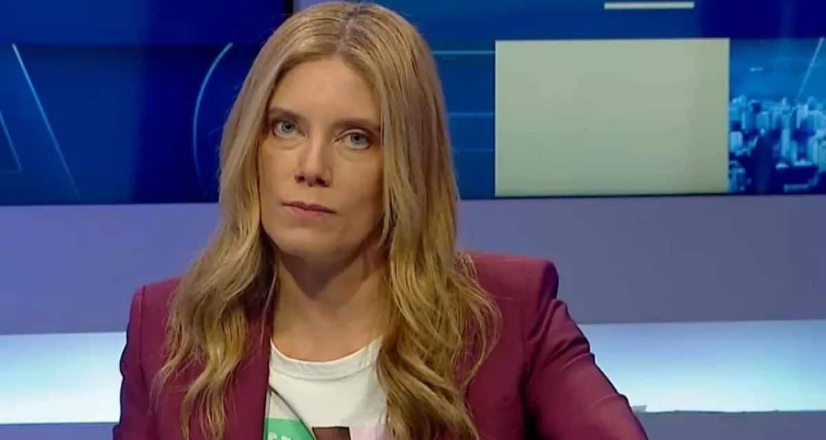 La periodista Mónica Rincón durante una transmisión de CNN Chile en Santiago