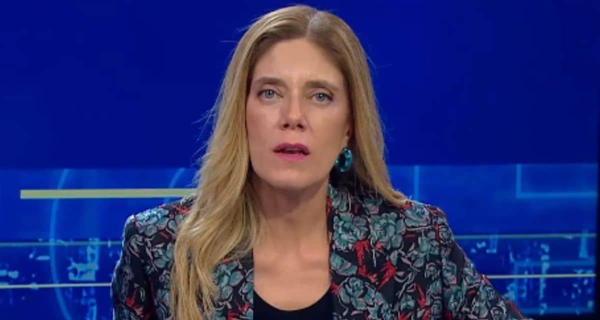 Mónica Rincón, periodista de CNN Chile, durante una transmisión televisiva