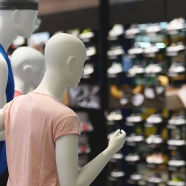 Nike anunció un plan de despidos en toda la empresa tras reportar ingresos de 11.200 millones de dólares con una caída de 4% en su último trimestre.