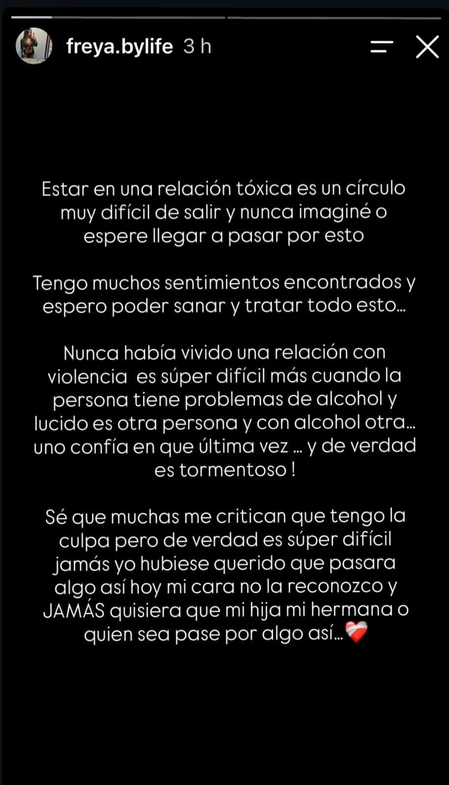 Captura de una historia de Instagram, con fondo negro y texto blanco. La cuenta relata sentimientos encontrados tras una relación que describe como tóxica y con violencia, y habla de críticas y apoyo.