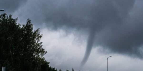 La Dirección Meteorológica de Chile emitió un aviso por nubes convectivas con características tornádicas que regirá los próximos días en dos regiones del sur del país.