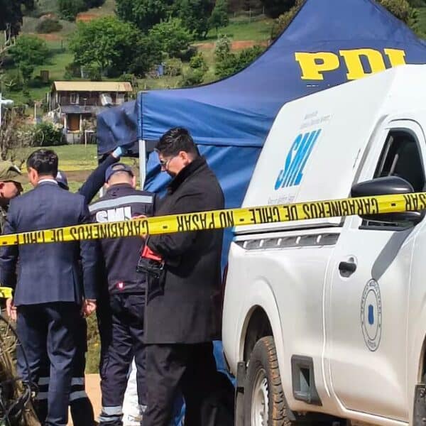 Detectives de la PDI trabajan en un operativo en la parte alta de Viña del Mar, tras el hallazgo de un cuerpo en el sector de Lajarilla que abrió una investigación por homicidio