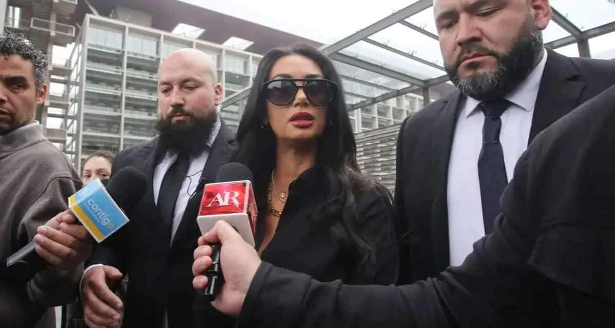Pamela Díaz llega al Centro de Justicia acompañada por dos guardaespaldas para asistir a la audiencia con Sergio Rojas.