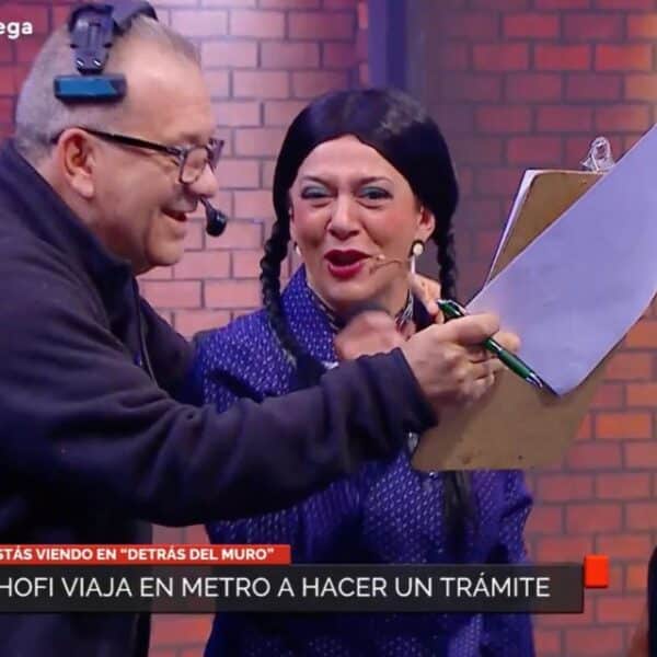 Paola Troncoso caracterizada como La Chofi riendo tras olvidar su diálogo junto a Fernando Godoy en Detrás del Muro