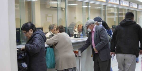 Adulto mayor revisa información de la Pensión Garantizada Universal y sus pagos mediante una plataforma digital.