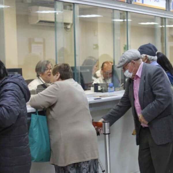 Adulto mayor revisa información de la Pensión Garantizada Universal y sus pagos mediante una plataforma digital.