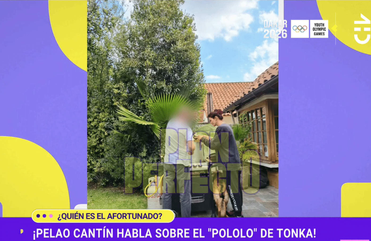 En un patio con árboles y una casa de tejas, una persona con el rostro difuminado conversa con un hombre. La escena está enmarcada por un diseño gráfico morado y amarillo.