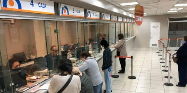 Persona mayor revisa información de la PGU mediante un computador, en el contexto de los beneficios previsionales en Chile.