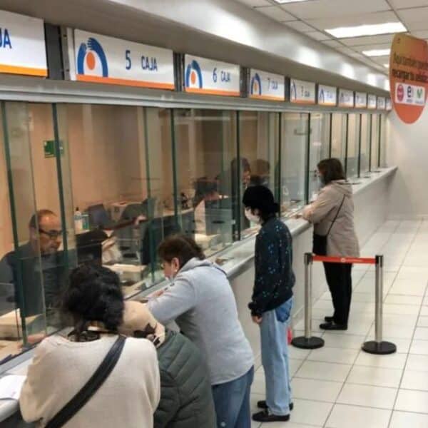Persona mayor revisa información de la PGU mediante un computador, en el contexto de los beneficios previsionales en Chile.