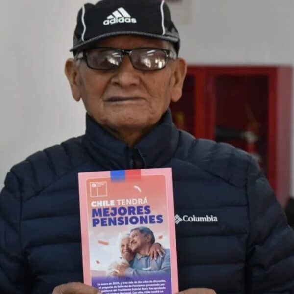 Adultos mayores en Chile consultan los montos de la Pensión Garantizada Universal y los aumentos programados por la Reforma de Pensiones.