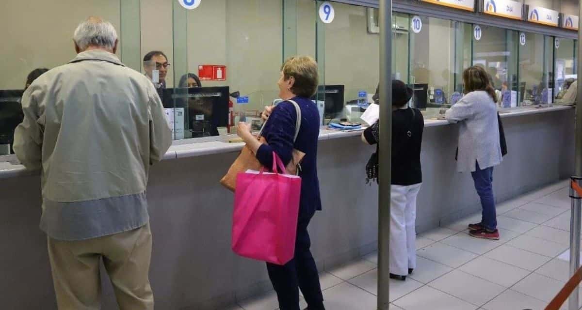 Persona mayor revisando documentos, en una imagen referencial sobre trámites de la PGU.