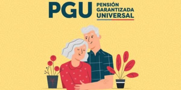 Adulto mayor revisando su liquidación de pensión, imagen referencial del aumento de la PGU que beneficia a los pensionados chilenos según el calendario de la Reforma Previsional.