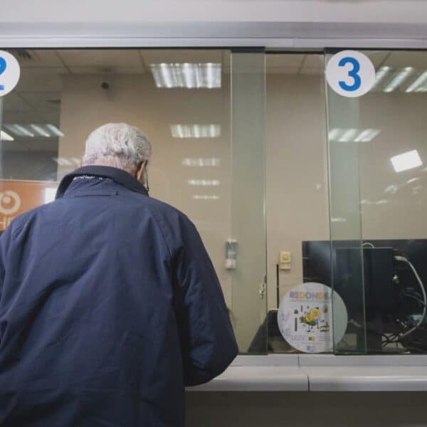 Persona adulta mayor revisa información sobre la PGU y el calendario de próximos aumentos de la Pensión Garantizada Universal.