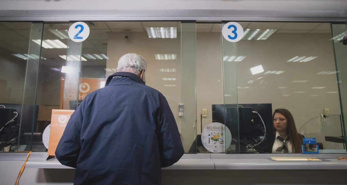 Persona adulta mayor revisa información sobre la PGU y el calendario de próximos aumentos de la Pensión Garantizada Universal.
