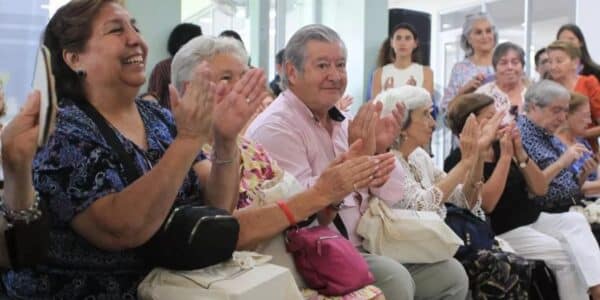 Adultos mayores en Chile, en el contexto del próximo aumento de la PGU y los beneficios de la reforma previsional.