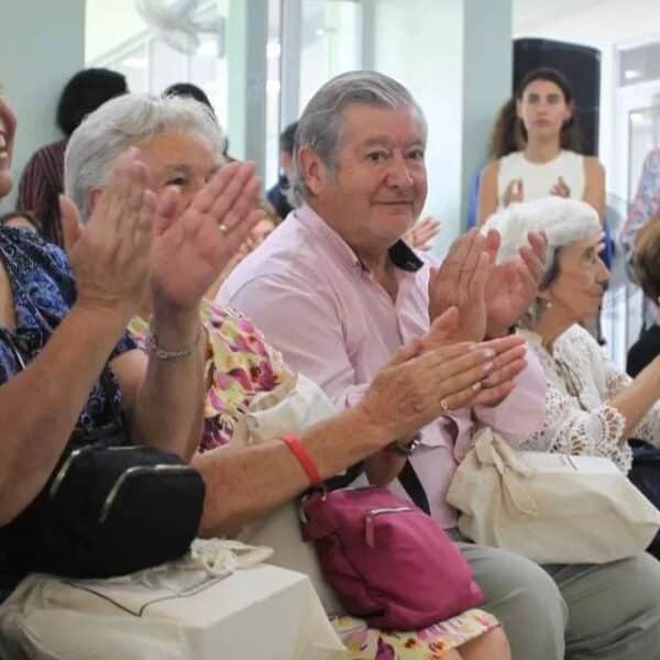 Adultos mayores en Chile, en el contexto del próximo aumento de la PGU y los beneficios de la reforma previsional.