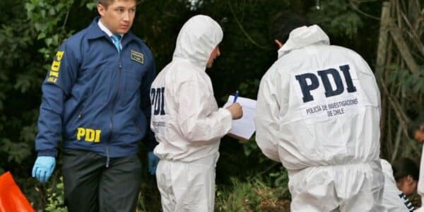 Personal de la PDI y la Fiscalía investiga un homicidio registrado la noche del miércoles en el sector de Playa Ancha, en Valparaíso, donde falleció un hombre de 40 años y un imputado quedó detenido.