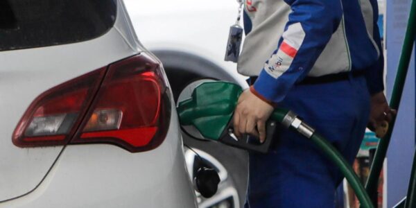 Automovilista carga bencina en una estación de servicio en Chile, ante una nueva proyección sobre el precio de los combustibles.