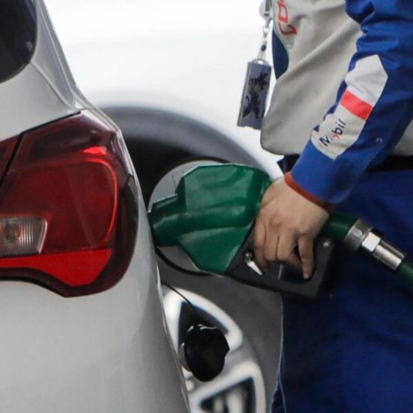 Automovilista carga bencina en una estación de servicio en Chile, ante una nueva proyección sobre el precio de los combustibles.