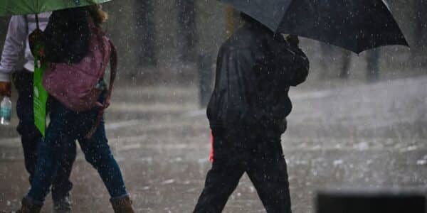 Precipitaciones sobre una ciudad chilena durante una jornada lluviosa, en el contexto de un aviso de Meteorología para cinco regiones.