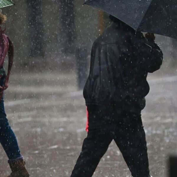 Precipitaciones sobre una ciudad chilena durante una jornada lluviosa, en el contexto de un aviso de Meteorología para cinco regiones.