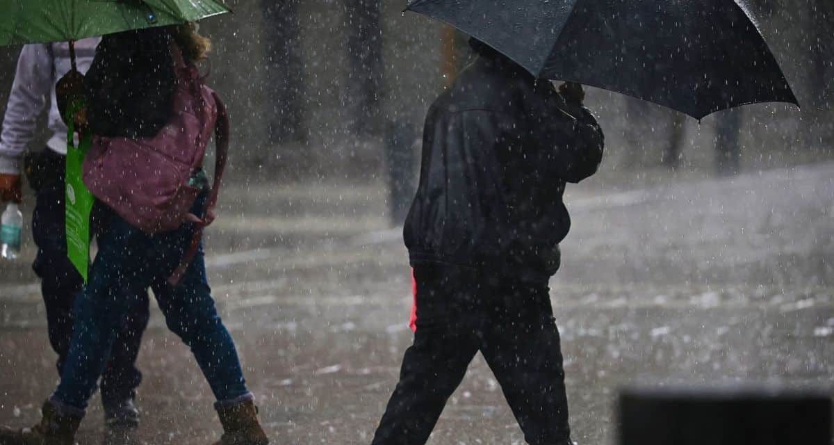 Precipitaciones sobre una ciudad chilena durante una jornada lluviosa, en el contexto de un aviso de Meteorología para cinco regiones.