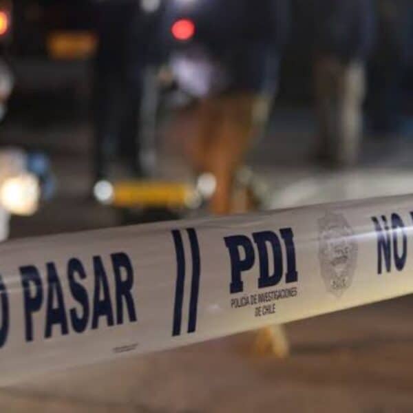 Funcionarios de la Policía de Investigaciones durante un procedimiento policial, imagen ilustrativa de la investigación por presunto parricidio en Pudahuel.