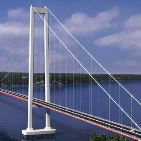 Vista de las torres del Puente Chacao durante su construcción sobre el canal.