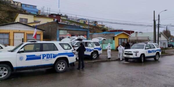 La Brigada de Homicidios de la PDI investiga la muerte de un hombre que irrumpió armado en la vivienda de su expareja en Punta Arenas, pese a una prohibición judicial.