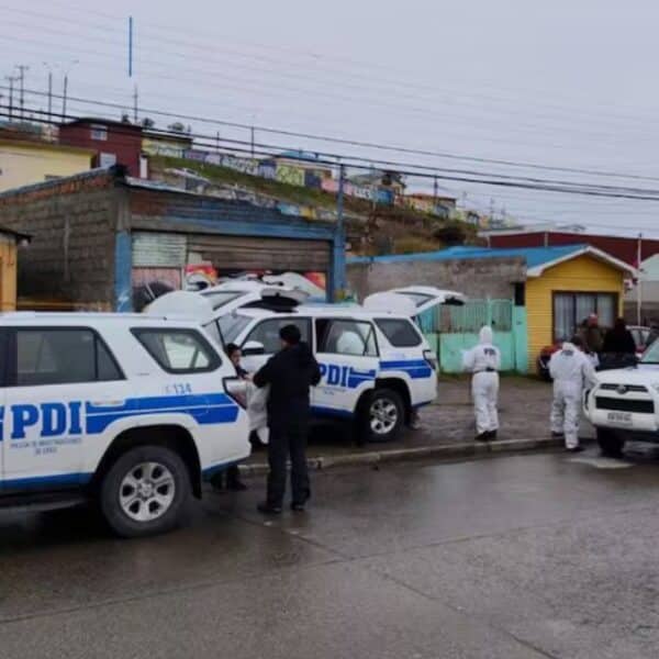 La Brigada de Homicidios de la PDI investiga la muerte de un hombre que irrumpió armado en la vivienda de su expareja en Punta Arenas, pese a una prohibición judicial.