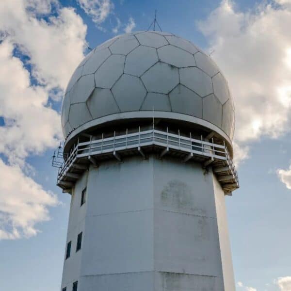 Radar meteorológico con su cúpula característica: tras el aluvión en Las Condes y el tornado en Estación Central, el delegado Codina impulsa su compra para Santiago.