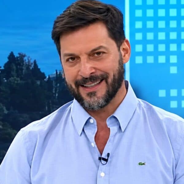 Rafa Cavada abandonó abruptamente la conducción del noticiero sabatino de CHV a fines de agosto y desde entonces no ha vuelto a aparecer en la pantalla de la TV abierta.