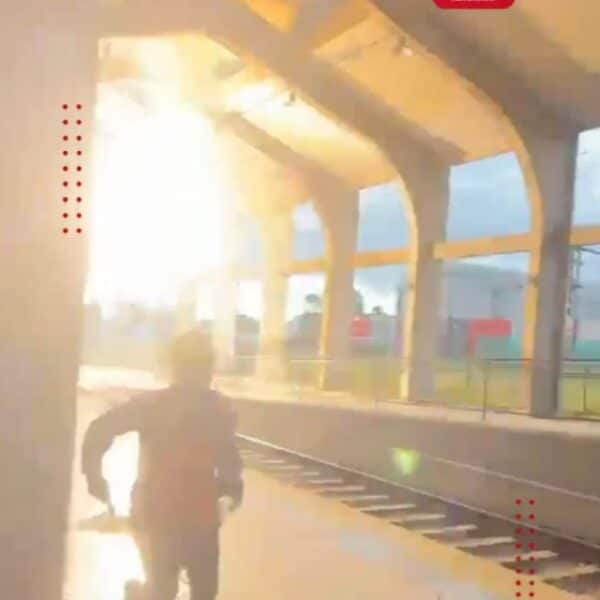 Momento en que un rayo impacta las catenarias de la estación de trenes de Talca y provoca el corte del servicio ferroviario