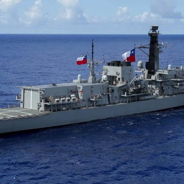 Fragata militar navegando en el mar, imagen ilustrativa de la posible cooperación naval entre Chile y Reino Unido.