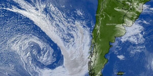 Nubosidad sobre un paisaje del sur de Chile, en el contexto del pronóstico de río atmosférico.